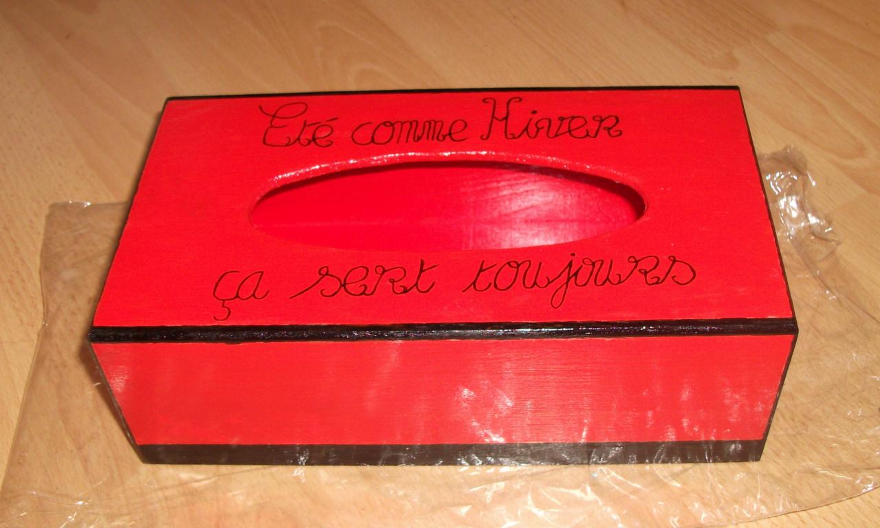 Boîte à mouchoirs simplicime rouge et noire